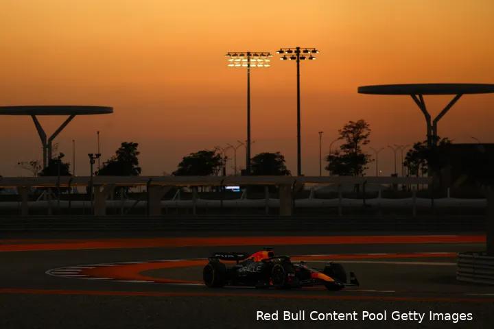 De avond valt voor Verstappen op het Lusail International Circuit, Doha, Qatar 2024.