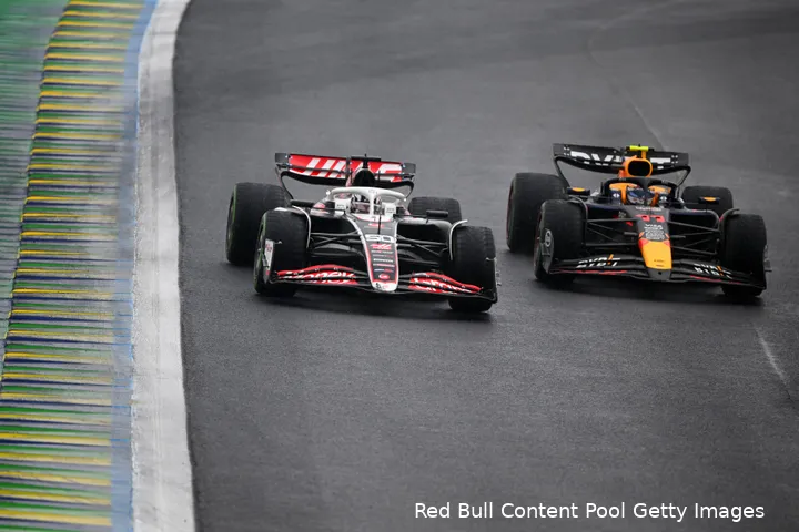 <i>Pérez strijdt vooral in het middenveld en in de achterhoede.</i>