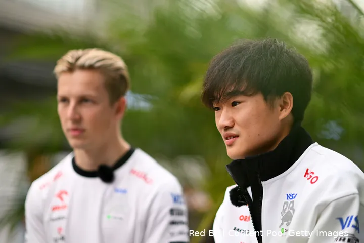 Tsunoda moest lijdzaam toezien hoe niet hij, maar Lawson de plek van Pérez toegewezen kreeg.