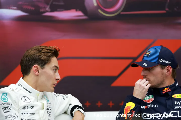 Verstappen versus Russell richting de eerste bocht.