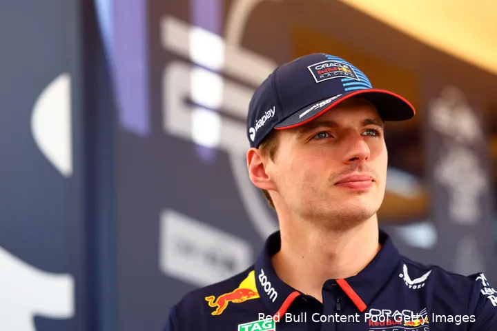 max verstappen helm red bull racing abu dhabi zaterdag pet 1