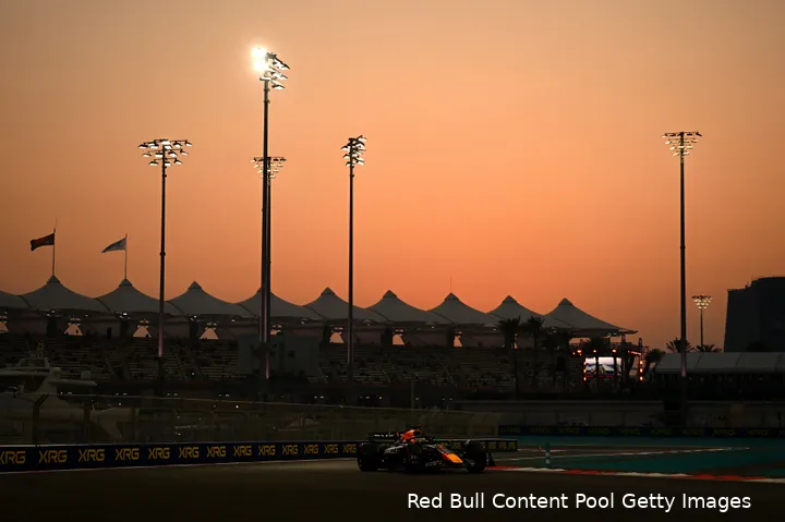 Racen in de avond, onder kunstlicht, altijd erg atmosferisch, Max Verstappen op de voorgrond, Abu Dhabi 2024.