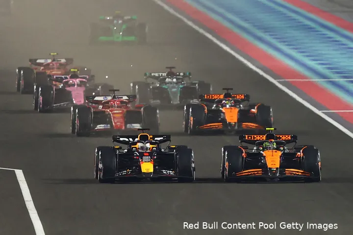 max verstappen lando norris qatar rb20 12 herstart 1