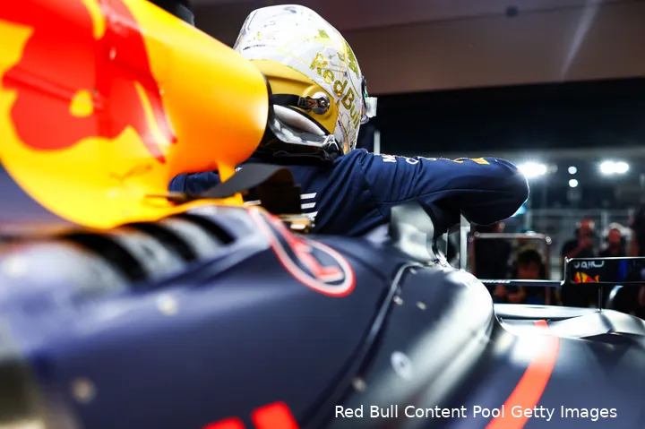 <i>Verstappen kijkt uit naar het moment dat hij voor het laatst uit de RB20 stapt.</i>