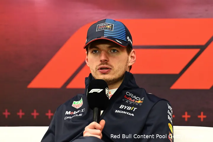 <i>Verstappen doet zijn verhaal voor de media.</i>