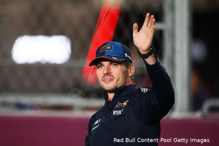 max verstappen red bull racing qatar 1211 1 pet zwaai