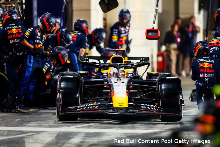 max verstappen red bull racing rb20 qatar 1 pitstop 12
