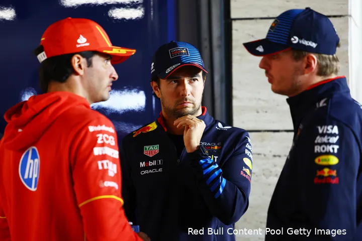 <i>Verstappen met twee oud-teamgenoten.</i>