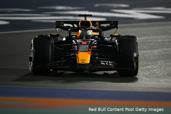 Verstappen moest afremmen in bocht 12 voor Alonso.