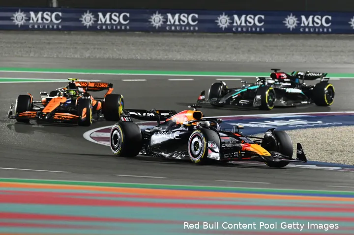 <i>Verstappen verwijst Russell terug naar de derde plek.</i>