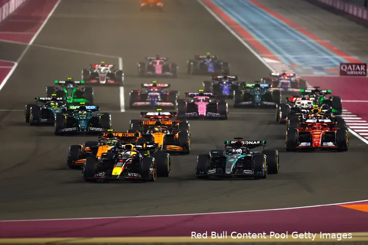 <i>Verstappen remt Russell meteen uit.</i>