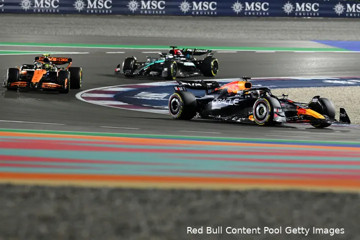 <i>Verstappen bepaalt de volgorde bij de start.</i>