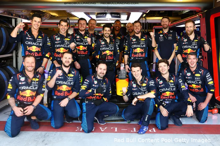 monteurs red bull racing rb20 12