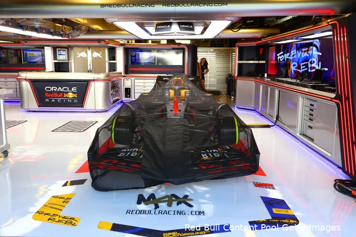<i>Verstappen duwde zijn RB20 graag het museum in na 2024.</i>