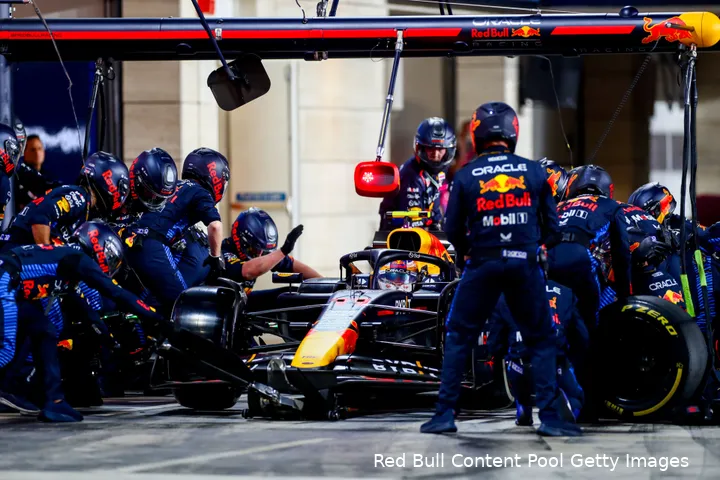 <i>Pérez viel vlak na zijn pitstop uit met koude harde banden.</i>