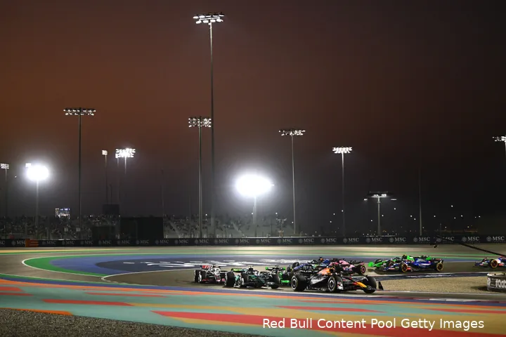 Zo ziet de nachtelijke race op het Lusail International Circuit er uit