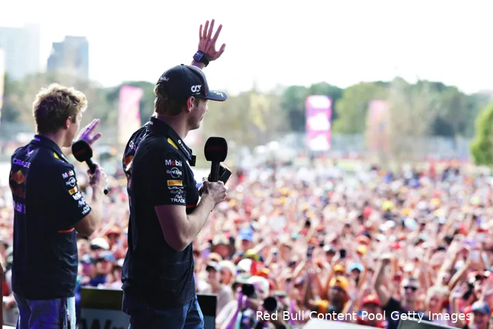 <i>Verstappen en Lawson zwaaien naar het massaal toegestroomde publiek.</i>
