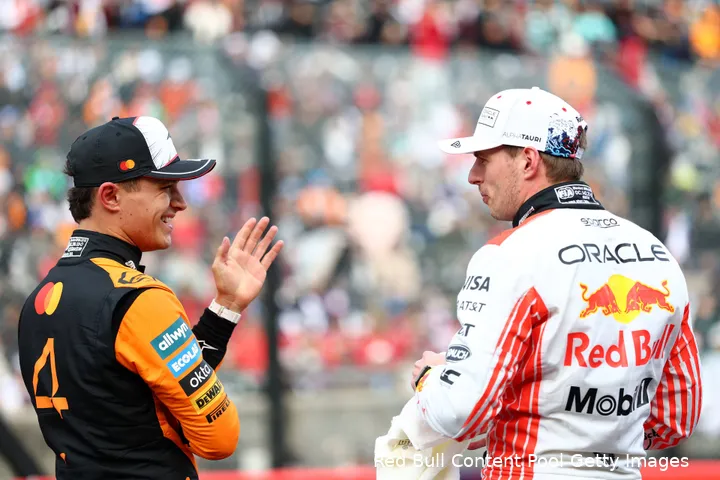 Verstappen start vóór Norris op zondag in Japan.