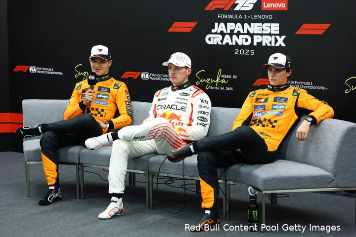 Verstappen start op pole, maar Piastri en Norris staan er vlak achter.