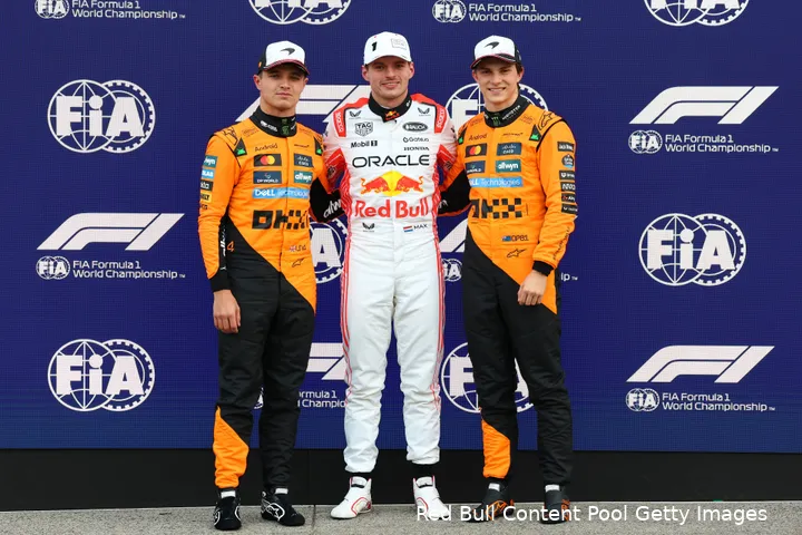 <i>Verstappen loert op zijn kans.</i>