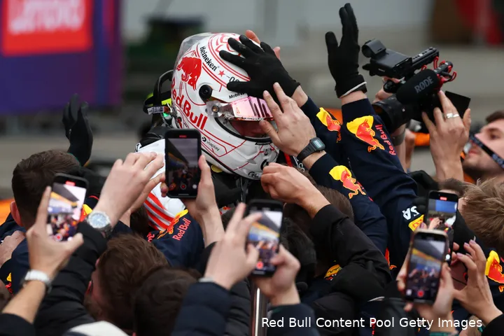 <i>Vettel is van mening dat Verstappen en Red Bull nu samen terug moeten slaan.</i>