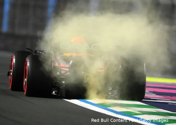 <i>Verstappen stuitert in zijn kwalificatieronde over de kerbstones.</i>