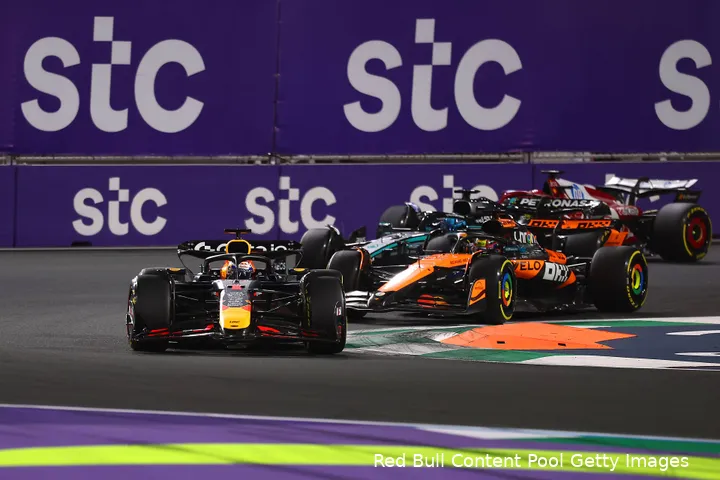 Verstappen kwam bij de start in Jeddah niet weg zoals gepland.