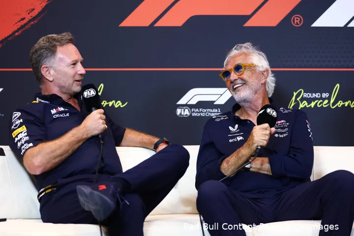 <i>Horner gelinkt aan de man naast hem, Briatore.</i>
