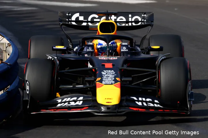 <i>Hier haalt Verstappen de apex wél.</i>
