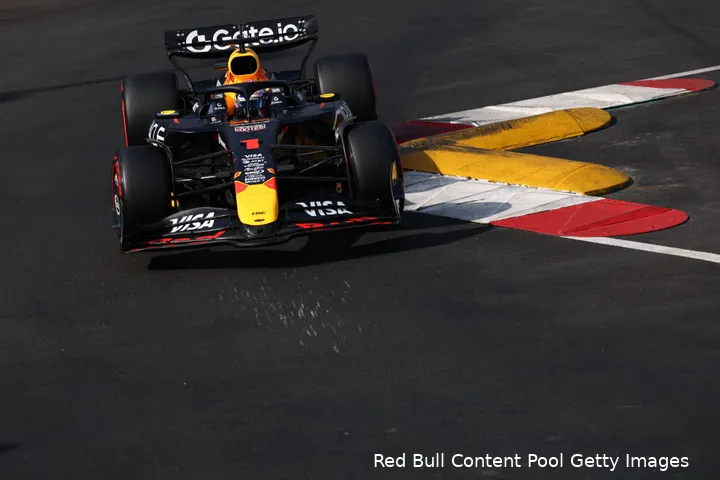 <i>Verstappen wist Hamilton te ontwijken zonder de vangrail te raken.</i>