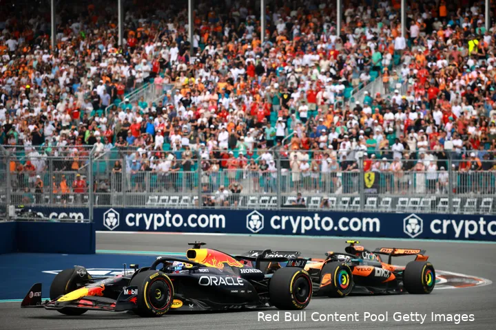Norris had in Miami weer veel tijd nodig om Verstappen te passeren.