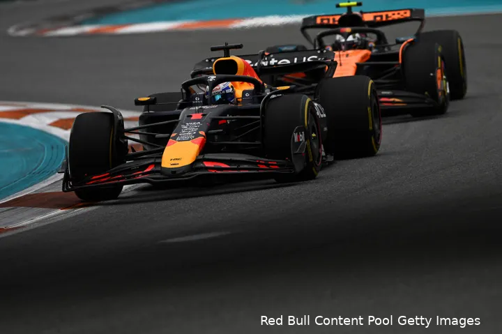 <i>Verstappen houdt Norris rondenlang op.</i>