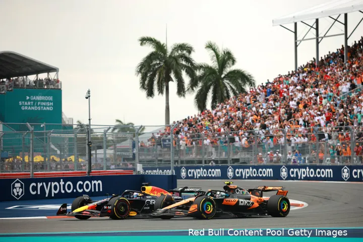 <i>Norris was er boos over dat Verstappen hier niet genoeg ruimte liet aan de buitenkant en stak zijn middelvinger op.</i>