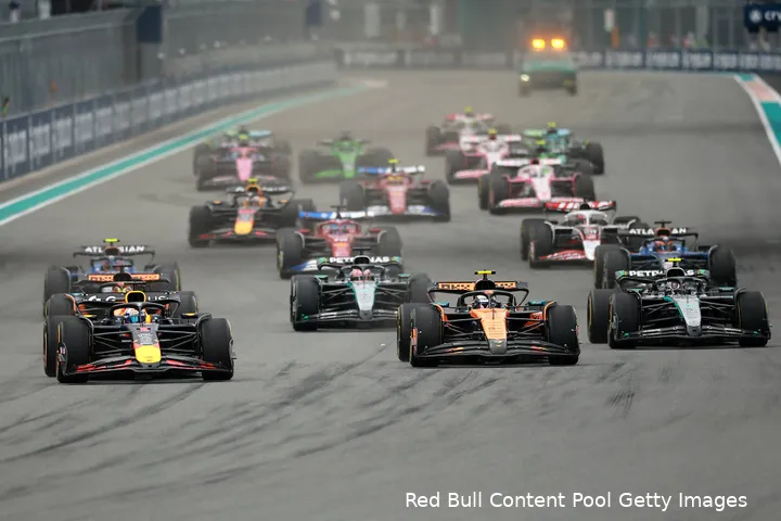 red bull racing max verstappen mclaren oscar piastri lando norris start miami gp 2025 zondag
