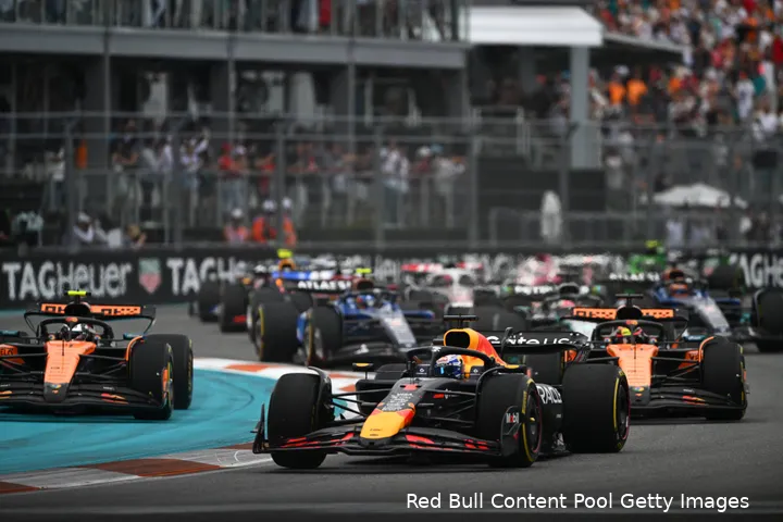 red bull racing max verstappen miami gp 2025 zondag mclaren lando norris oscar piastri bocht een