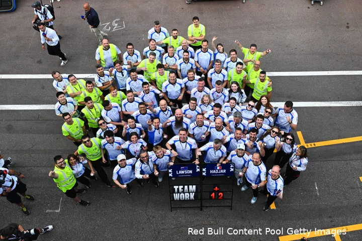 visa cash app racing bulls isack hadjar liam lawson groepsfoto team teamwork gp monaco 2025 zondag