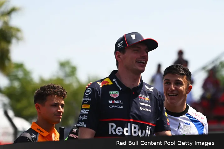 Halverwege de race viel er nog wel wat te lachen voor Verstappen.
