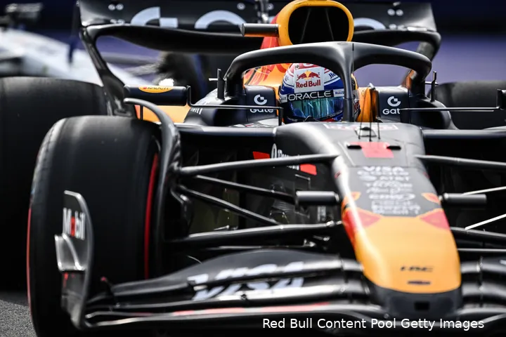 Verstappen klaagde over een zwaar stuur en de nervositeit van de RB21, maar blijft optimistisch.