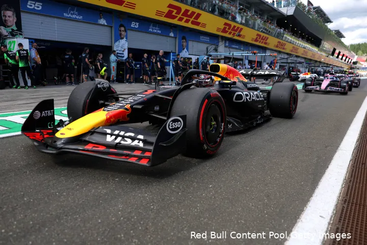 <i>Verstappen rijdt de pitstraat uit, met Gasly hier achter zich.</i>