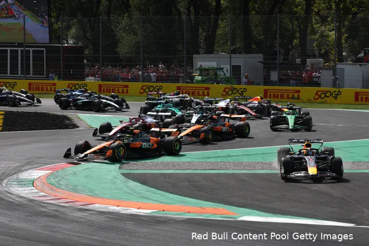 max-verstappen-red-bull-racing-ferrari-charles-leclerc-mclaren-oscar-piastri-lando-norris-gp-italie-2025-zondag-bocht-een-start