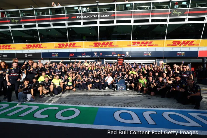 max-verstappen-red-bull-racing-gp-italie-2025-zondag-champagne-team-yuki-tsunoda-laurent-mekies