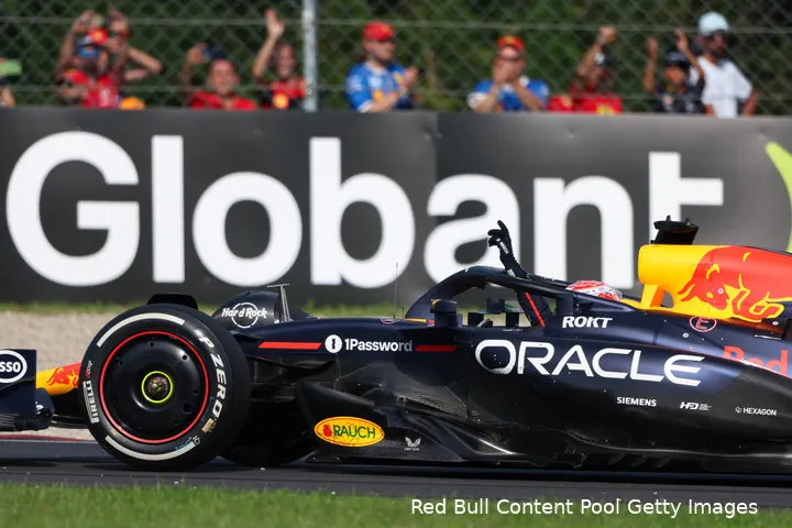 max-verstappen-red-bull-racing-gp-italie-2025-zondag-monza-zwaaien
