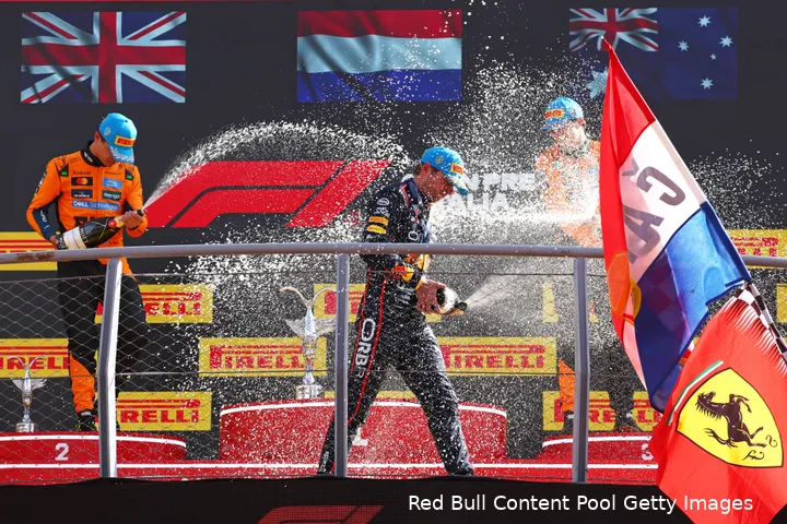 max-verstappen-red-bull-racing-lando-norris-oscar-piastri-mclaren-gp-italie-2025-zondag-podium-monza-champagne