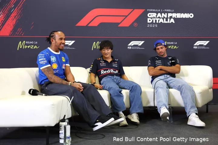 red-bull-racing-yuki-tsunoda-lewis-hamilton-ferrari-carlos-sainz-williams-gp-italie-2025-donderdag-persconferentie-2