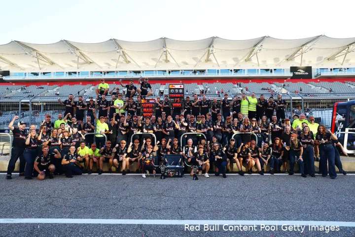 yuki-tsunoda-laurent-mekies-helmut-marko-max-verstappen-red-bull-racing-cota-zondag-2025