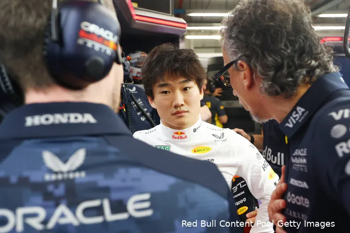 yuki-tsunoda-laurent-mekies-red-bull-racing-gp-singapore-2025-zaterdag-3