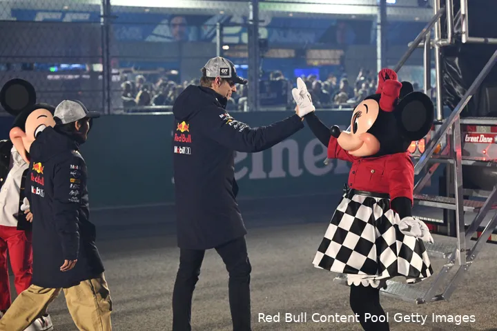 yuki-tsunoda-max-verstappen-red-bull-racing-gp-las-vegas-2025-zondag-4