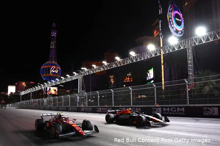 yuki-tsunoda-red-bull-racing-gp-las-vegas-2025-zondag-lewis-hamilton-ferrari