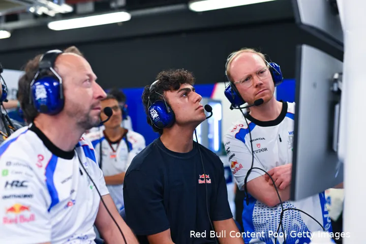 arvid-lindblad-visa-cash-app-racing-bulls-gp-abu-dhabi-2025-zondag