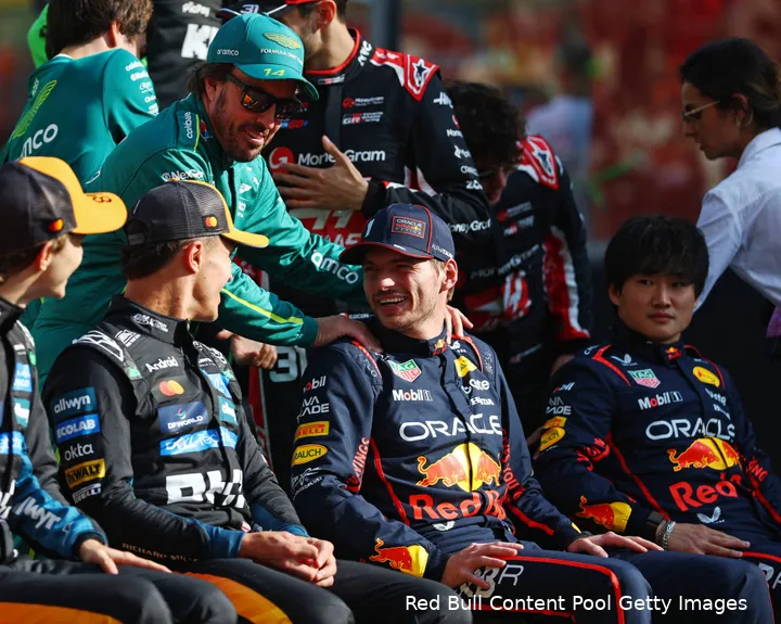 max-verstappen-lando-norris-oscar-piastri-fernando-alonso-lachen-rijdersfoto-abu-dhabi